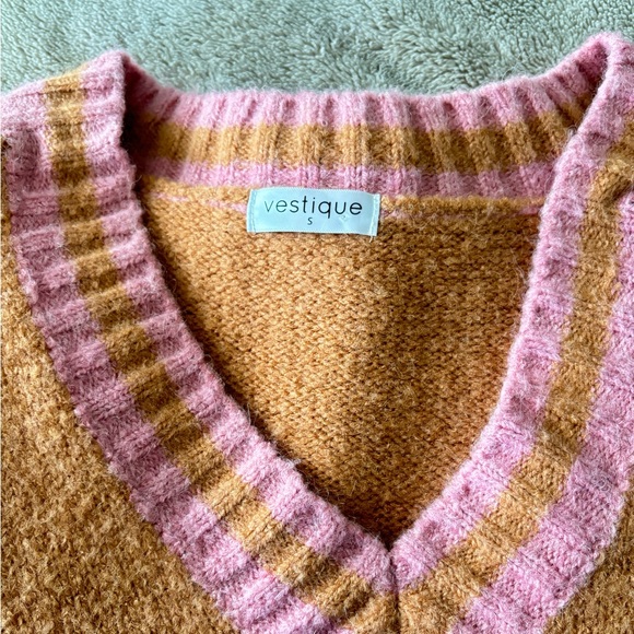 Vestique Off-the-Shoulder Sweater - Picture 4 of 4